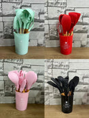 Kit com 12 utensílios de cozinha em silicone e cabo de madeira