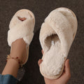 Pantufas femininas leves, macias , com salto baixo e forro de pele sintética, antiderrapantes.